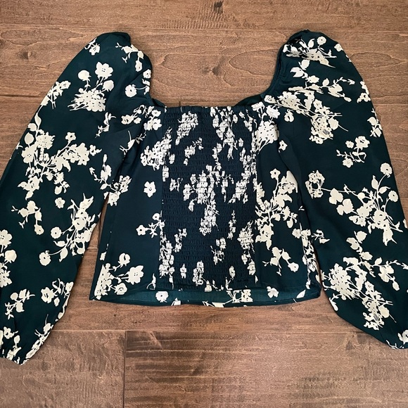 Abercrombie & Fitch Long-Sleeve Cinched Front Cutout Top in green white floral - Picture 3 of 4